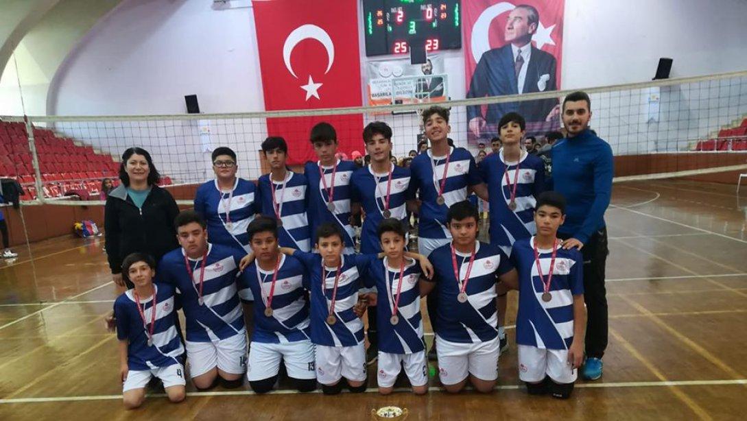 OKULLAR ARASI VOLEYBOL TURNUVASI FİNAL MAÇINDA ZAFER ORTAOKULU ERKEK VOLEYBOL TAKIMIMIZ AYDIN 2. Sİ OLARAK KUPA ALMAYA HAK KAZANMIŞTIR.